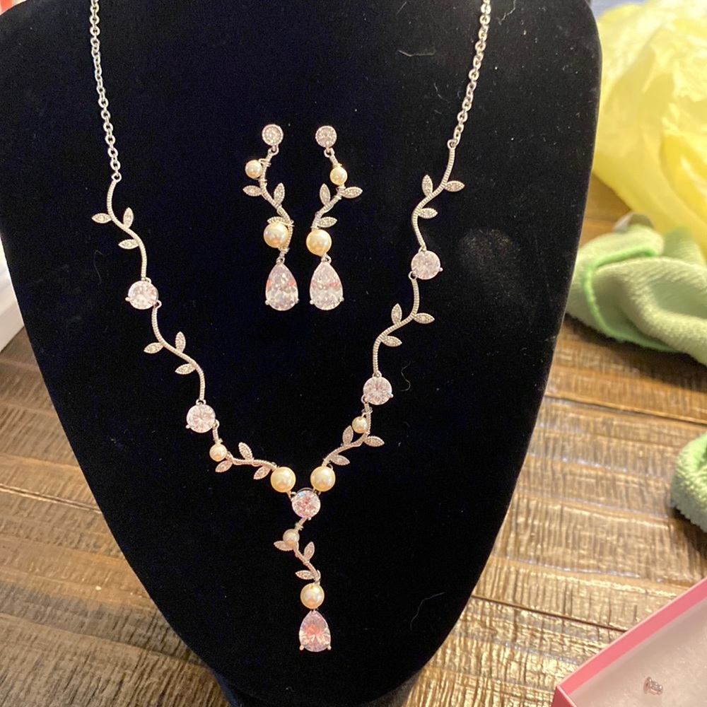BRIDAL NECKLACE & EARRINGS SET